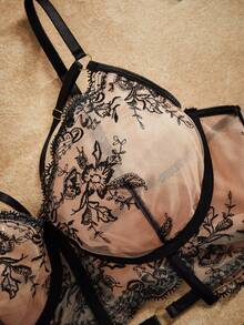 Esselle Plus Size Lace Trim Minimalist Hollow Out Embroidery Lingerie Set - Black - View 3