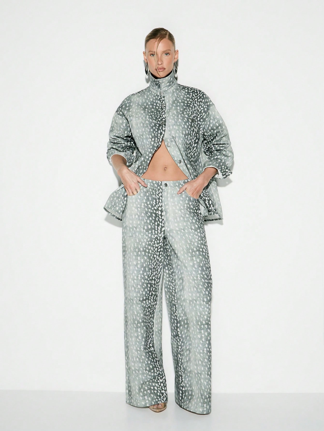 KIZN 오버사이즈 프린트 데님 버튼 다운 셔츠