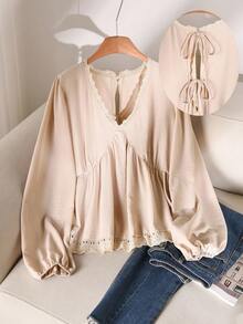 CosyJoli Blusa de moda con cuello en V, mangas farol, lazo en la espalda y dobladillo con volantes para mujer de talla grande - Albaricoque - Ver 2