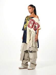 SUMWON WOMEN 露肩流苏针织短款T恤，饰有学院风印花和做旧细节，适合日常休闲穿着 - 彩色 - 查看 3