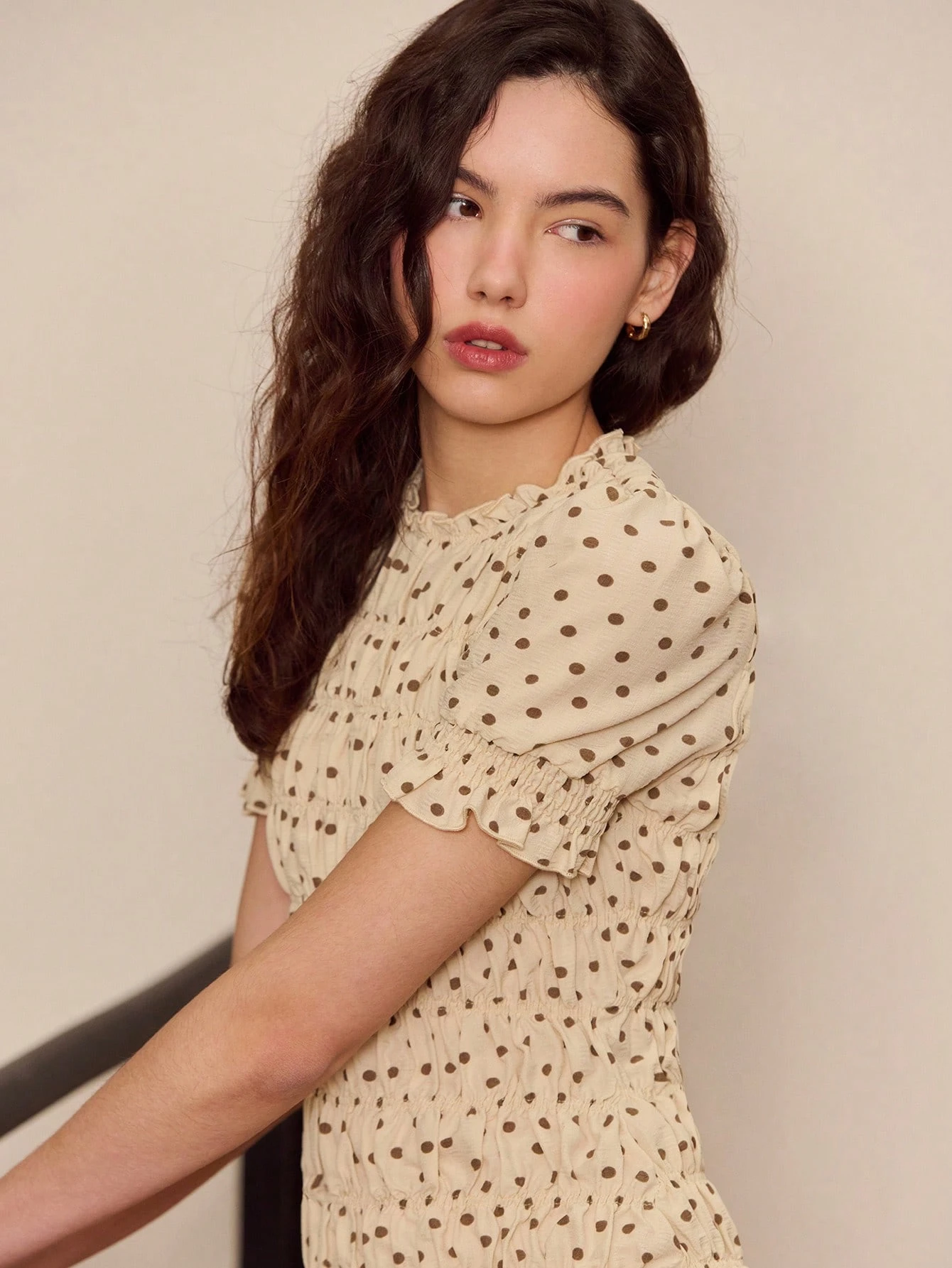 Kremowa sukienka midi z marszczeniami w groszki i krótkim rękawem