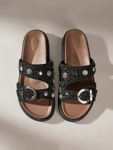 Solecia Sandal Datar Wanita Musim Panas Kasual Serbaguna Motif Leopard dengan Gesper Dekoratif Logam - Hitam - View 1
