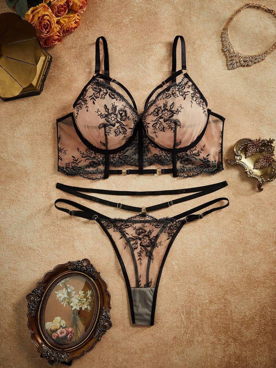 Esselle Plus Size Lace Trim Minimalist Hollow Out Embroidery Lingerie Set - Black - View 1