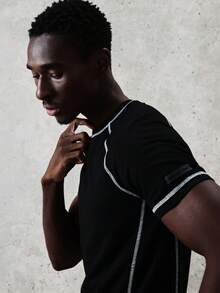 Camiseta básica de manga corta con cuello redondo SUMWON Essential con pespunte de contraste, ajuste regular, casual y de uso diario - Negro - Ver 4