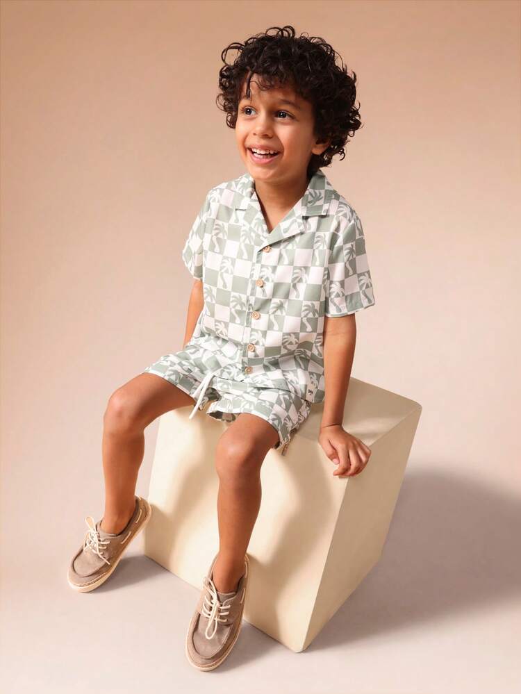 Completo camicia e pantaloncini con motivo a scacchiera e palme