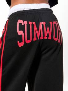 SUMWON 加大码黑色运动裤，侧边饰有红色条纹，弹性腰带抽绳设计，慢跑裤款式，舒适休闲居家服，适合秋冬季穿着。 - 黑色 - 查看 6