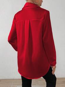 SHEIN Clasi 大码女式纯色缎面简约不对称下摆衬衫 - 紅色 - 查看 2