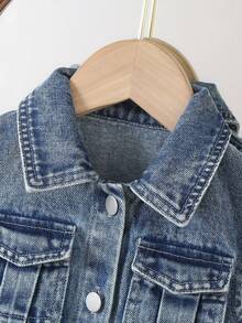 女童无袖牛仔连衣裙，复古风，春秋季款，中蓝色牛仔布，翻领设计，两个对称口袋，腰部系带可调节松紧，面料柔软舒适，适合派对、上学、通勤、日常穿着。 - 中等水洗藍 - 查看 6