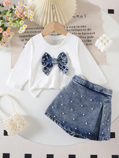 SHEIN Playful Pals Set 2 tricouri drăguțe pentru bebeluși, bluză albă cu accent vintage albastru și decor cu perle, asortat cu fustă vintage din denim albastru cu accent de perle, material moale și confortabil, la modă și versatil.