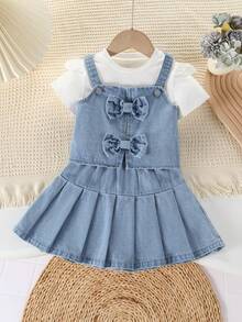 Genkimix Kids Conjunto de 3 piezas de estilo dulce para niñas jóvenes, incluye: Camiseta de manga corta blanca con ribete de encaje, peto de mezclilla ajustado con lazo, y falda de mezclilla plisada. Tela suave y cómoda, adecuada para la escuela, el transporte y el uso diario. - Azul y blanco - Ver 3