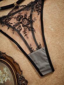 Esselle Plus Size Lace Trim Minimalist Hollow Out Embroidery Lingerie Set - Black - View 4