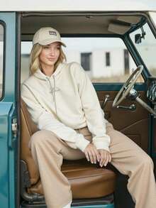Pantalón de pierna recta para mujer, clásico y casual, tela tipo canalé de poliéster, algodón y elastano, apto para temporadas de primavera y verano, ajuste de cintura natural con resorte ligero. Con escarchado ligero en toda la prenda. Pequeño aplique en forma de corazón y cadenilla decorativos. Interior muy suave, fresco y ligero con tu piel. - Beis - Ver 3