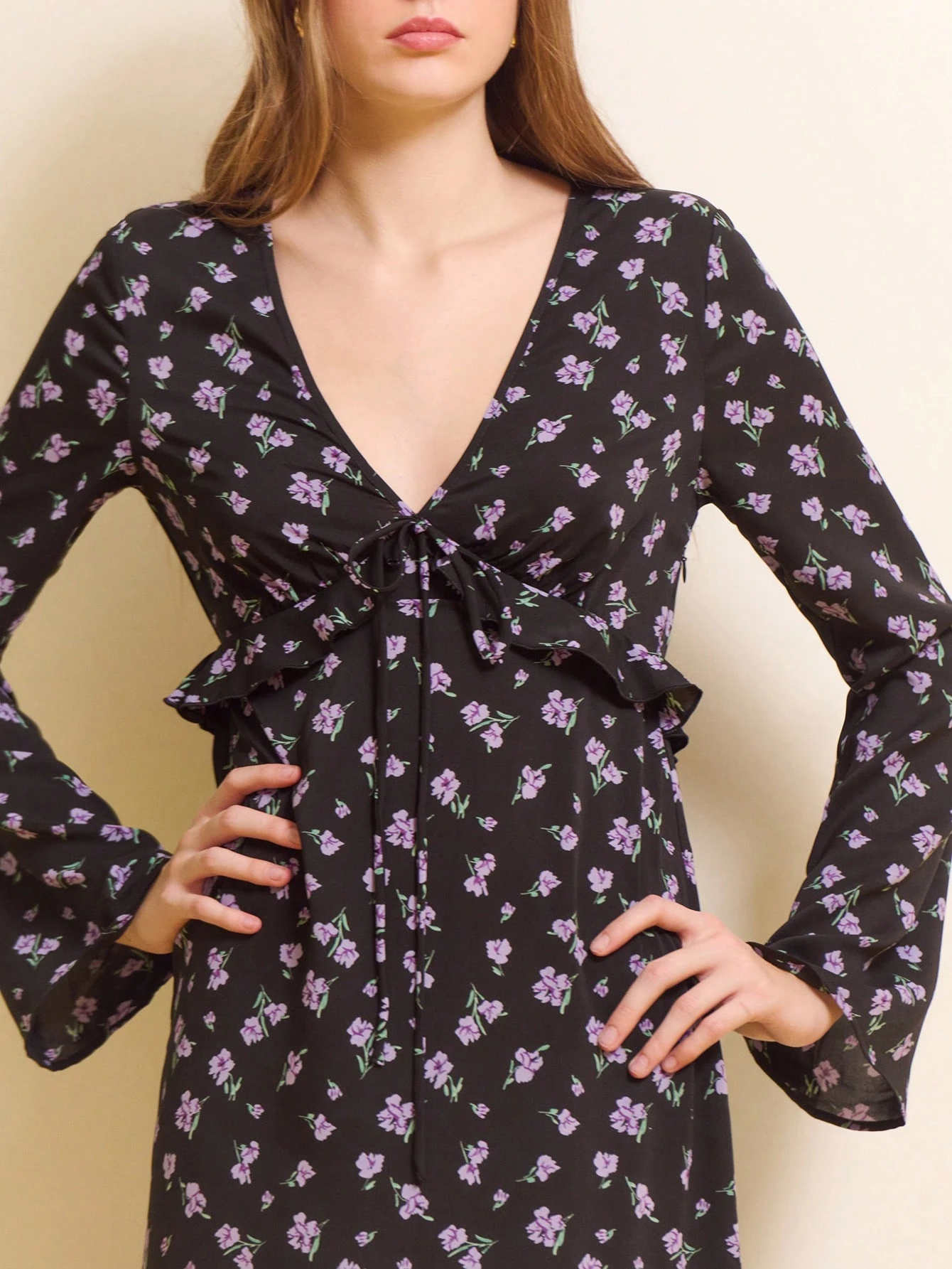 Vestido Midi com Decote em V, Amarração na Frente, Estampa Floral Preta, com Detalhes Plissados e Mangas Longas