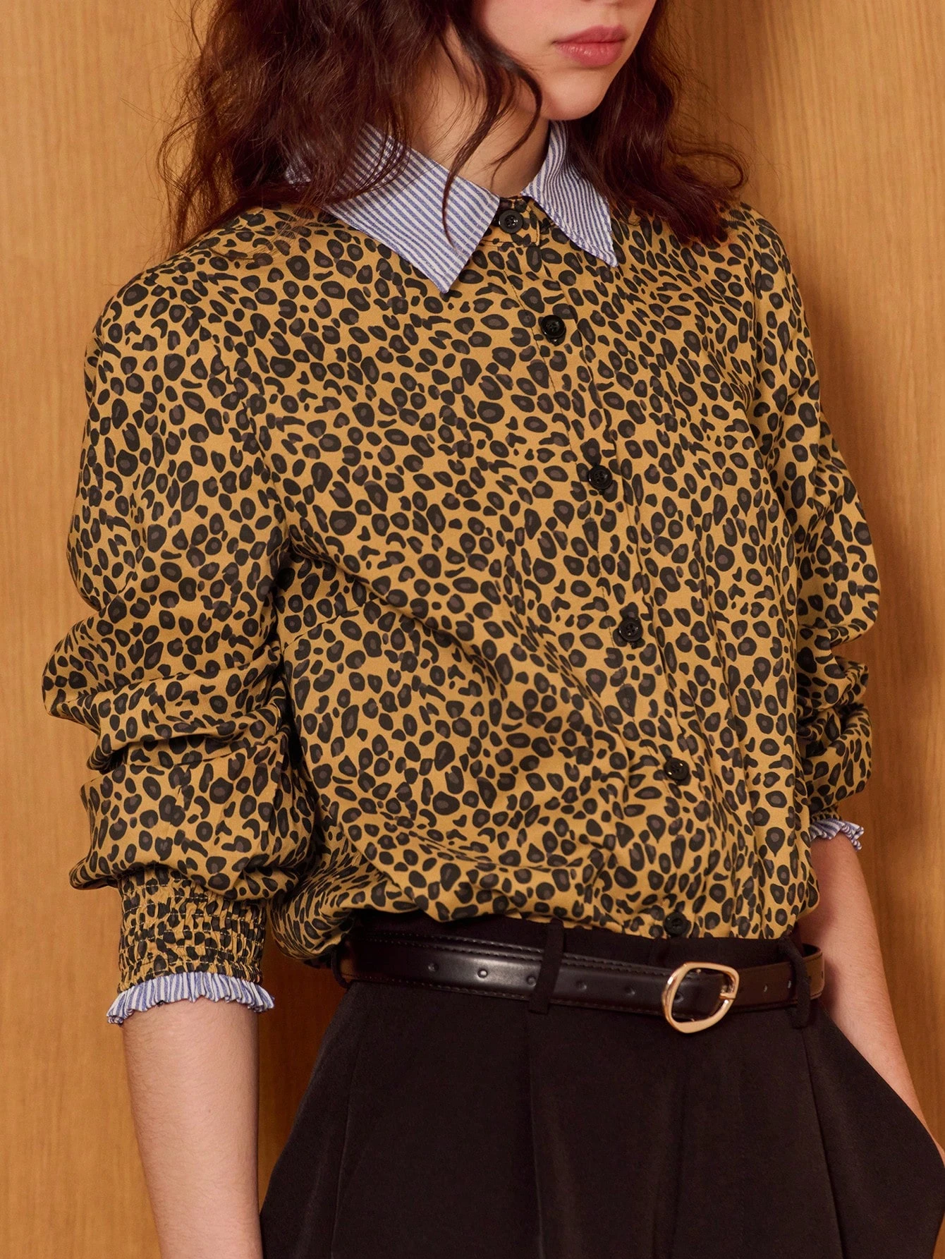 Camicetta con bottoni a stampa leopardata con dettagli a righe a contrasto e polsini smockati