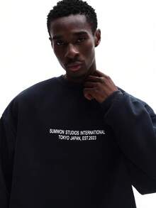 SUMWON Męska bluza z nadrukiem Tokyo Japan, okrągłym dekoltem i długim rękawem, z nadrukiem typograficznym i panoramą miasta, swobodny sweter - Brudny niebieski - Zobacz 4