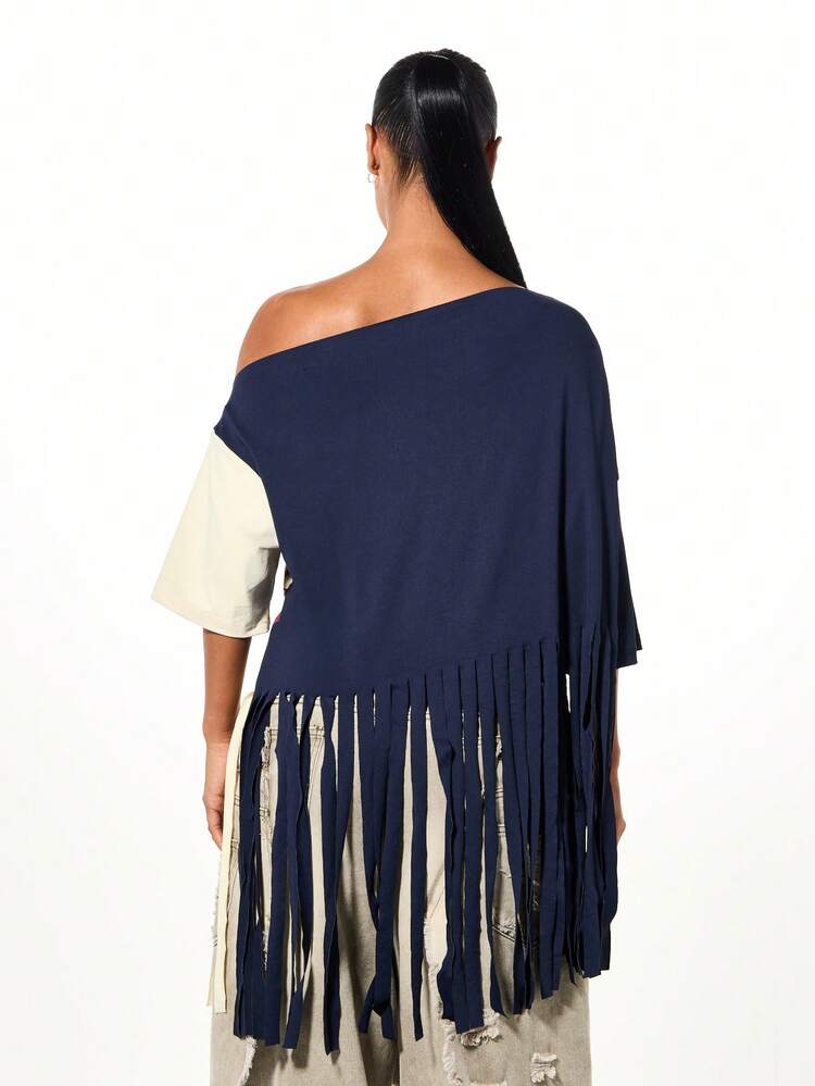 SUMWON WOMEN Schulterfreies, kurzes Fransen-T-Shirt mit College-Print