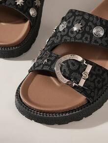 Solecia Sandal Datar Wanita Musim Panas Kasual Serbaguna Motif Leopard dengan Gesper Dekoratif Logam - Hitam - View 5