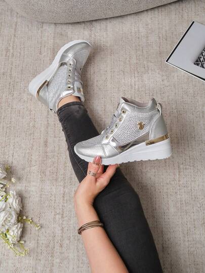 Tenis botín mujer, plataforma ligera, detalle metálico, texturas brillantes, cierre lateral, estilo moderno, look urbano, calzado cómodo, sneaker mujer, diseño llamativo