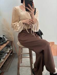 FRIFUL 女士方领交叉系带灯笼袖纯色甜美丝绒T恤 - 卡其色 - 查看 5