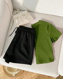 Set de 2 piezas de camiseta y pantalones cortos con estampado de Corazones - Verde militar - Ver 2