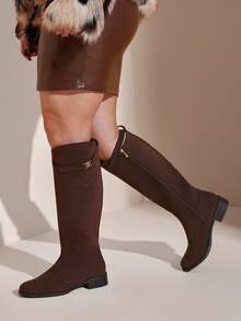 SHUZIA 女士宽筒日常休闲舒适圆头粗跟过膝长靴，饰有金属装饰 - 咖啡棕 - 查看 5