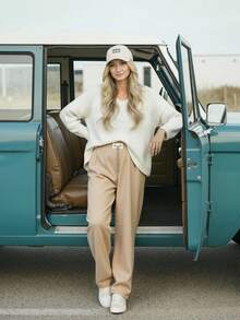 Pantalón de pierna recta para mujer, clásico y casual, tela tipo canalé de poliéster, algodón y elastano, apto para temporadas de primavera y verano, ajuste de cintura natural con resorte ligero. Con escarchado ligero en toda la prenda. Pequeño aplique en forma de corazón y cadenilla decorativos. Interior muy suave, fresco y ligero con tu piel. - Beis - Ver 1