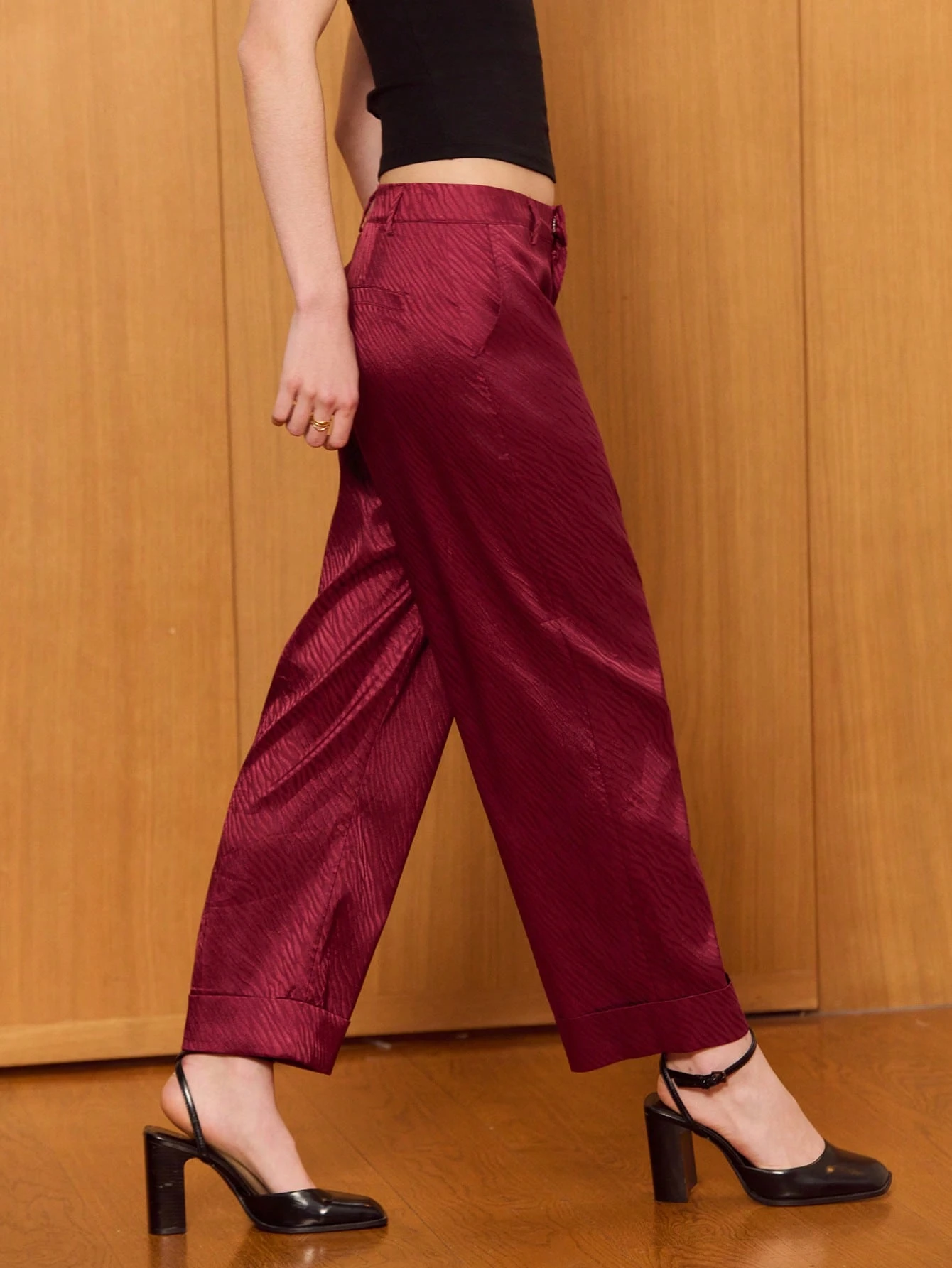 Burgunderrote Satinhose mit Zebra-Textur, taillierter Schnitt und abgesteppter Saum für einen eleganten Tag-zu-Nacht-Look