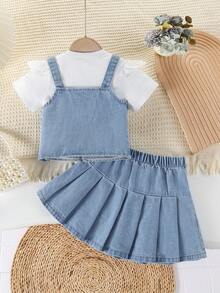 Genkimix Kids Conjunto de 3 piezas de estilo dulce para niñas jóvenes, incluye: Camiseta de manga corta blanca con ribete de encaje, peto de mezclilla ajustado con lazo, y falda de mezclilla plisada. Tela suave y cómoda, adecuada para la escuela, el transporte y el uso diario. - Azul y blanco - Ver 2