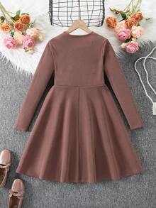 SHEIN 少女优雅休闲圆领套头开衩中长连衣裙，适合上学、日常休闲穿着，秋冬季幼儿女孩生日、亲子装、万圣节、返校季等场合。这款藏蓝色连衣裙适合幼儿女孩，长袖款式，尺码齐全。 - 棕色 - 查看 2