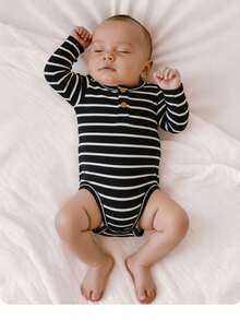 SHEIN Barboteuse rayée noire et blanche de style universitaire décontracté, convenant aux nouveau-nés garçons/filles. Douce et confortable, adaptée pour le printemps/l'été, pour l'intérieur et l'extérieur