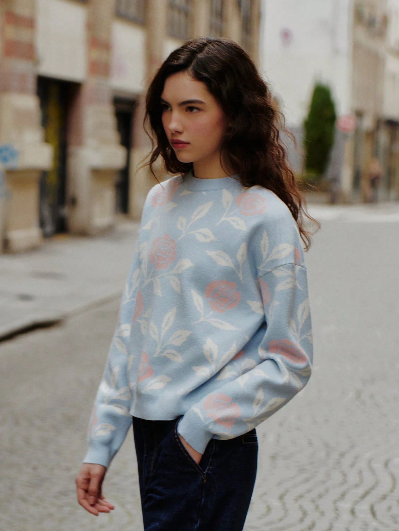 ソフトパステルローズ柄のキュートなスタイル、ライトブルーのフローラルニットジャンパー