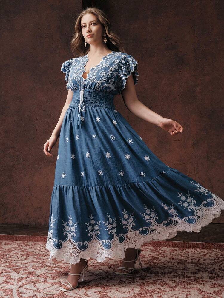 Robe maxi grande taille avec empiècements en dentelle brodée vintage, col V, manches courtes et taille cintrée. Convient pour la Saint-Valentin, la Journée de la femme, la Fête des mères, les anniversaires, les fêtes et les vacances