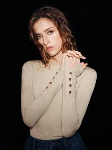 Lumivelle Basic Round Neck Casual Versatile Long-Sleeved Knit Base Layer For Winter, Elegant Khaki Color, Perfect For Holiday Commuting And Vacation.