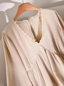 CosyJoli Blusa de moda con cuello en V, mangas farol, lazo en la espalda y dobladillo con volantes para mujer de talla grande - Albaricoque - Ver 4