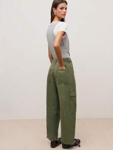 Nöista Barrel Pants With Pockets On Sides. Loose Fit And Straight Leg, Green Color And 6 Pockets, Casual Outfit For Spring Summer.