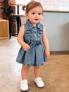 女童无袖牛仔连衣裙，复古风，春秋季款，中蓝色牛仔布，翻领设计，两个对称口袋，腰部系带可调节松紧，面料柔软舒适，适合派对、上学、通勤、日常穿着。 - 中等水洗藍 - 查看 1