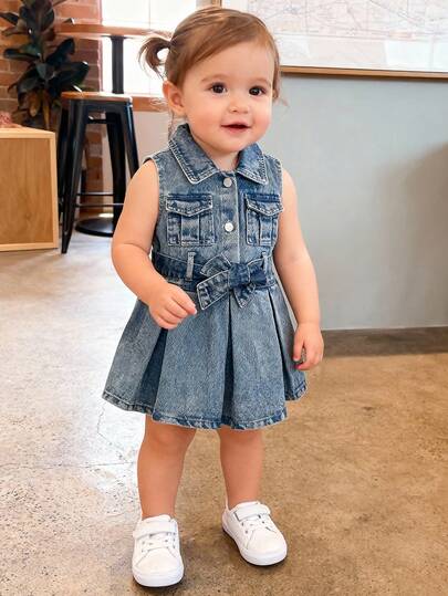 女童无袖牛仔连衣裙，复古风，春秋季款，中蓝色牛仔布，翻领设计，两个对称口袋，腰部系带可调节松紧，面料柔软舒适，适合派对、上学、通勤、日常穿着。