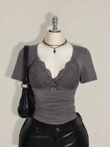 SHEIN ICON 大码V领蕾丝拼接腰部褶皱修身针织T恤，性感春夏T恤，婚礼宾客上衣 - 深灰色 - 查看 1