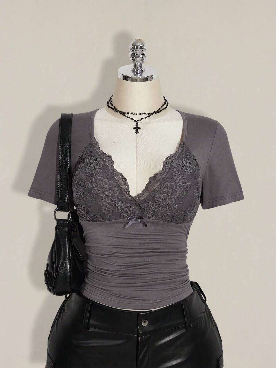 SHEIN ICON 大码V领蕾丝拼接腰部褶皱修身针织T恤，性感春夏T恤，婚礼宾客上衣 - 深灰色 - 查看 1