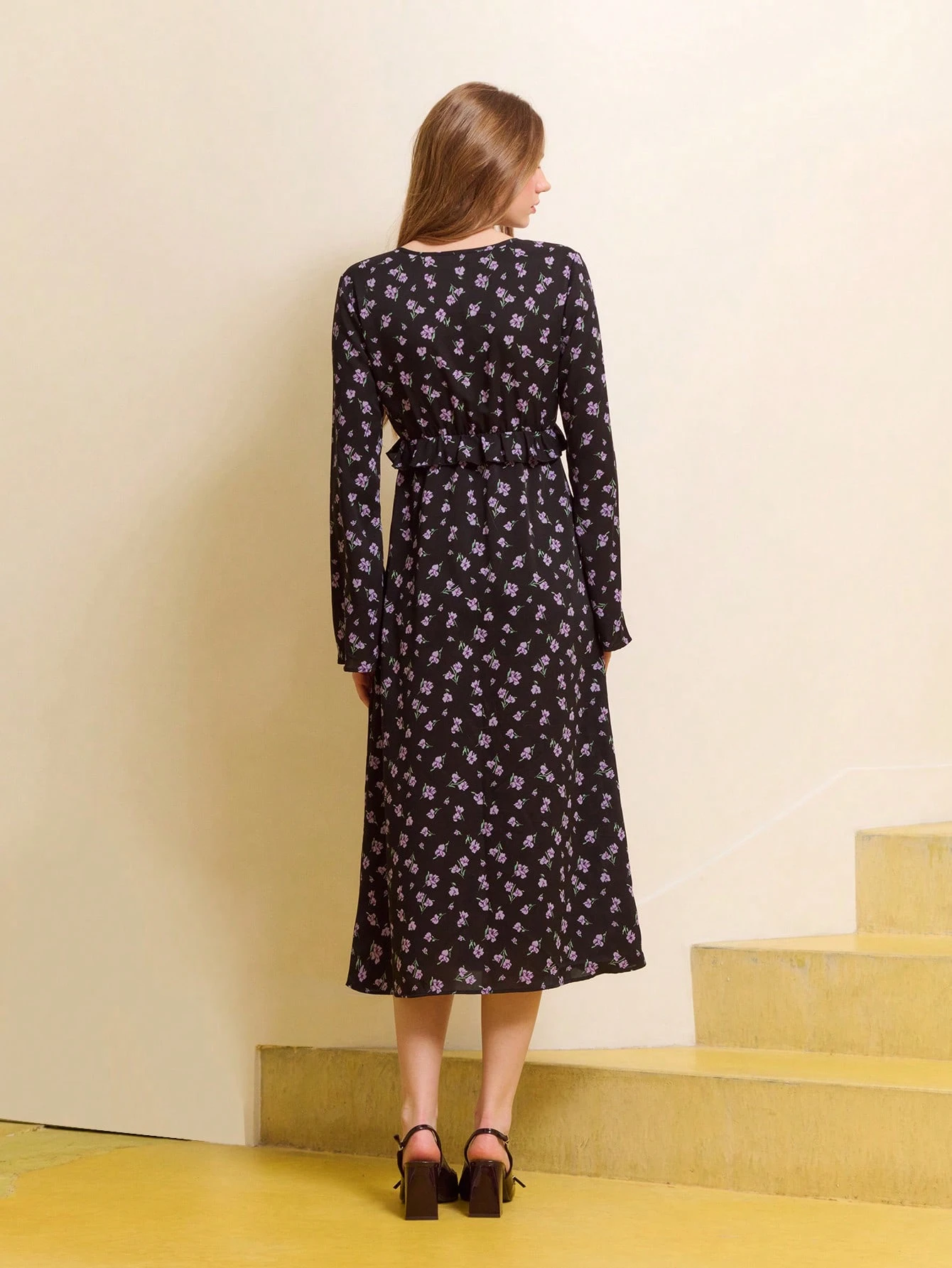 Vestido Midi com Decote em V, Amarração na Frente, Estampa Floral Preta, com Detalhes Plissados e Mangas Longas