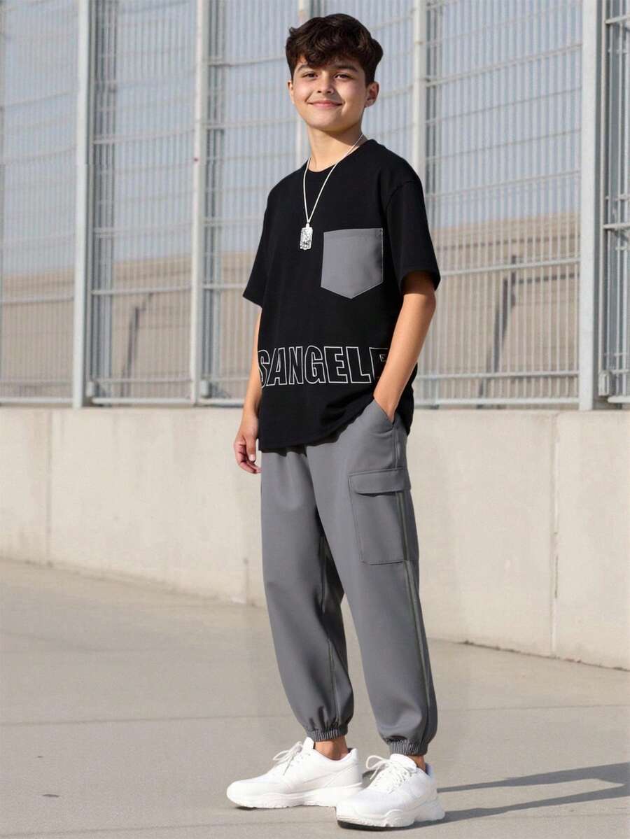SHEIN 两件套青少年男童休闲黑色短袖T恤,带前口袋和洛杉矶字母印花,搭配工装裤,适合春夏外出穿着。 - 黑色 - 查看 1