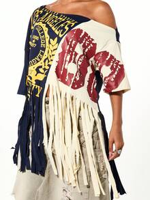 SUMWON WOMEN 露肩流苏针织短款T恤，饰有学院风印花和做旧细节，适合日常休闲穿着 - 彩色 - 查看 4