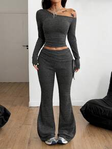 Coolane 两件套女士灰色针织不对称肩长袖修身短款T恤和侧边抽绳喇叭裤 - 灰色 - 查看 4