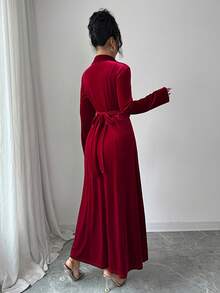 SHEIN Clasi 女士纯色高领长袖腰部褶皱系带露背优雅丝绒连衣裙 - 酒紅色 - 查看 2