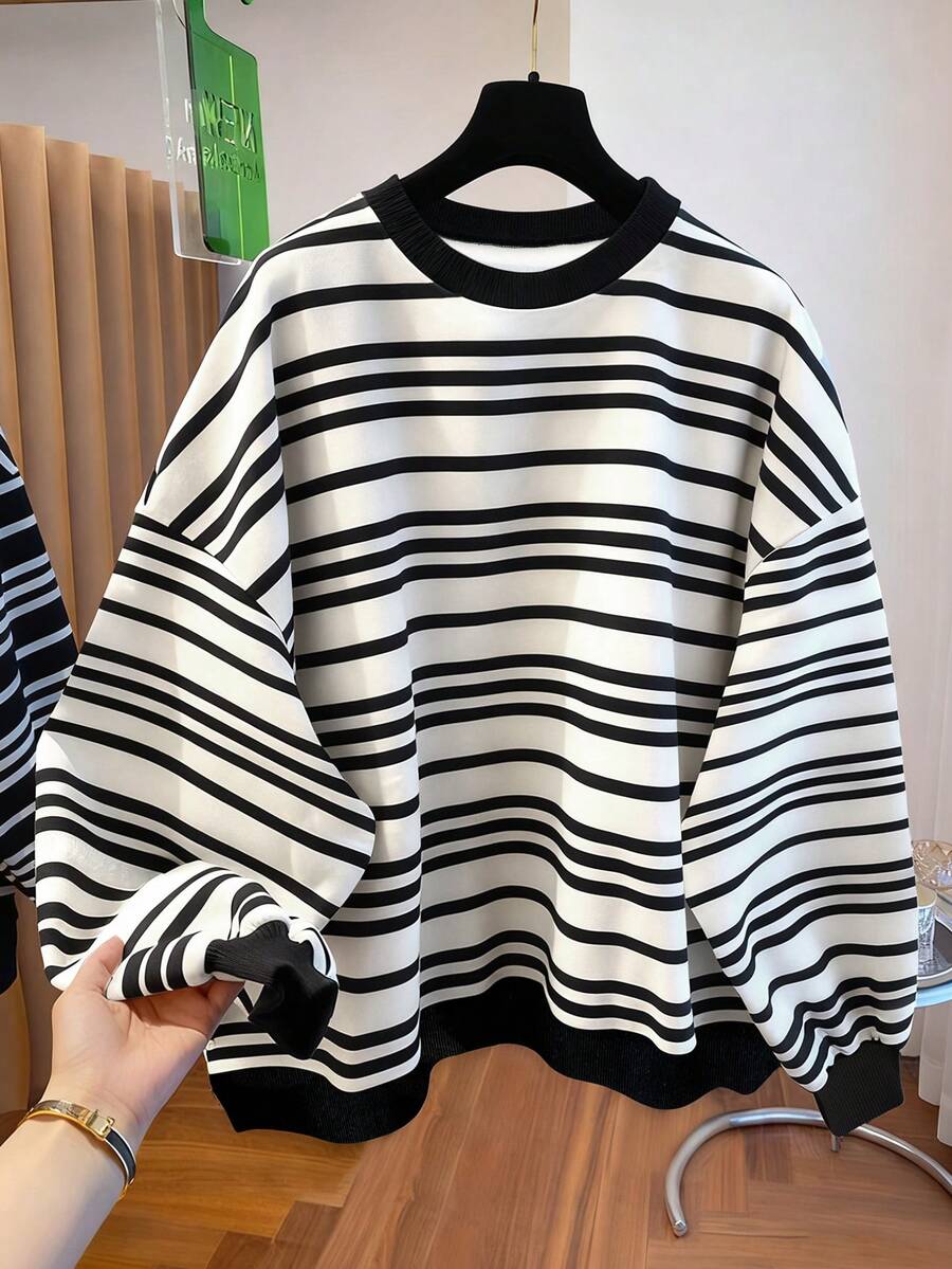 SHEIN 女士加大码卫衣，时尚小众的条纹撞色印花卫衣，宽松长袖，休闲百搭，是2026秋冬新款，送给女友和闺蜜的理想礼物，也是节日送礼佳品。 - 彩色 - 查看 1