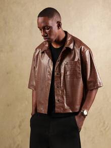 SUMWON Camisa de manga corta con cuello y bolsillo en el pecho, de ajuste ceñido, con textura de cocodrilo de piel sintética - Marrón - Ver 1