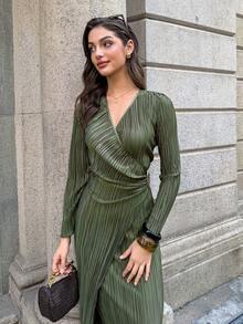 Firerie Vestido feminino elegante e minimalista para uso diário, na cor verde-oliva, com pregas em tecido texturizado, mangas compridas, decote em V transpassado e detalhes em botões metálicos. Ideal para outono/inverno. Perfeito para ocasiões casuais, formaturas e eventos de inverno. - Verde Azeitona - Ver 3