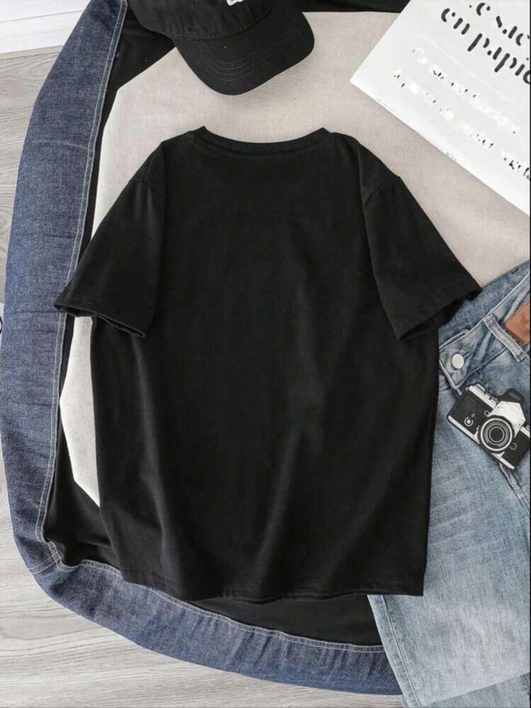 KID002|Navidad|Camiseta de manga corta con cuello redondo para niños|Para niños de 4 a 15 años|Enviado desde México|Suave y amigable con la piel|Temporada de regreso a clases|Elegante y versátil|Adecuado para uso diario y de regreso a la escuelaCamiseta para niña con diseño navideño FAMILY Christmas 2026, lleno de símbolos festivos como sombrero de Santa, campanitas, un snowman y frases para celebrar juntos la Navidad - Negro - Añade 2