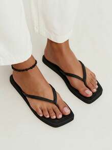 女士杏色简约舒适方头平底人字拖，适合海滩、度假和居家穿着