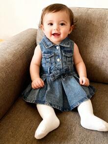 女童无袖牛仔连衣裙，复古风，春秋季款，中蓝色牛仔布，翻领设计，两个对称口袋，腰部系带可调节松紧，面料柔软舒适，适合派对、上学、通勤、日常穿着。 - 中等水洗藍 - 查看 8